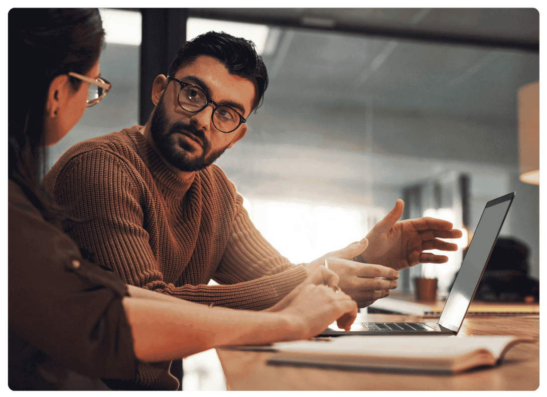 zwei menschen beraten sich