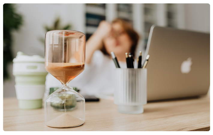 Arbeitsplatz mit Sanduhr für zeitverlust