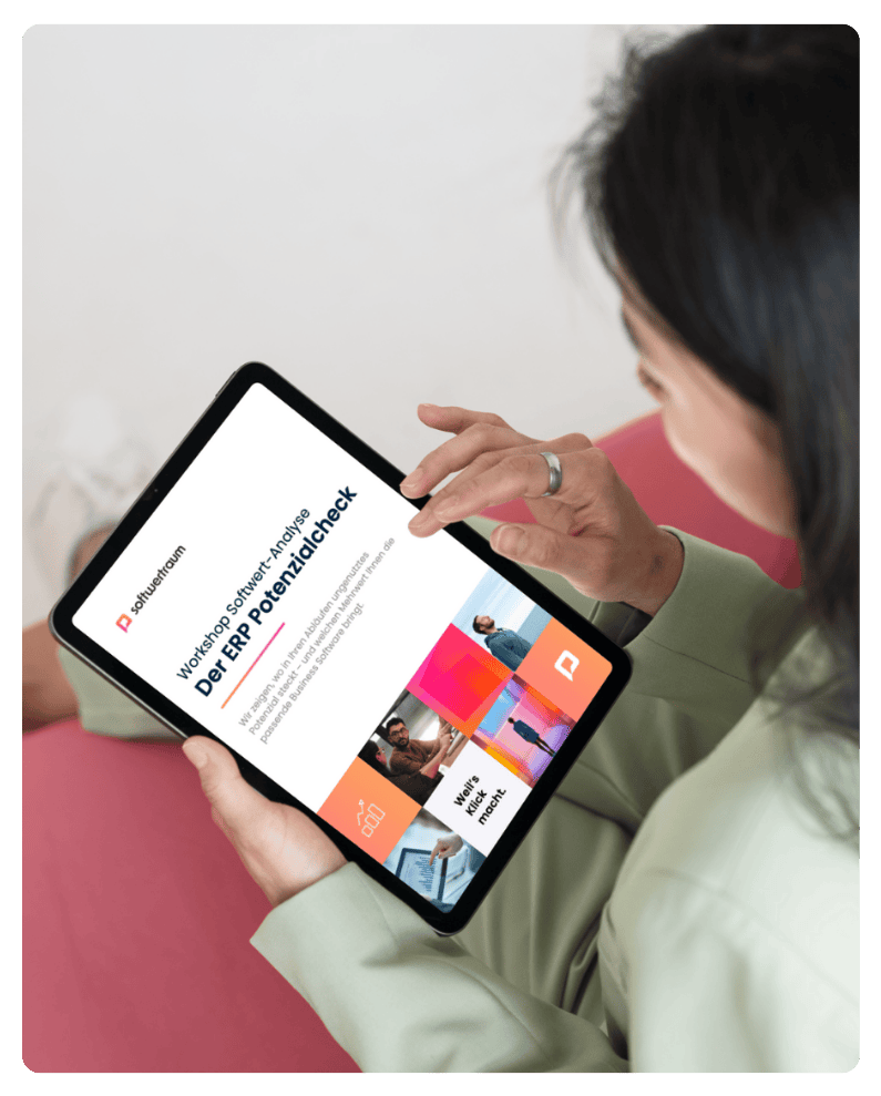 Frau schaut an iPad einen Informationsflyer über einen Workshop an